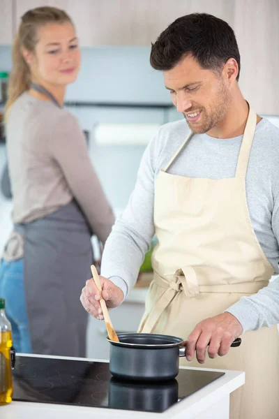 Evdeki Mutfakta Birlikte Yemek Pişiren Çift — Stok fotoğraf