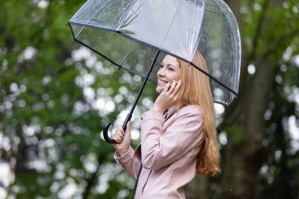 Mujer Atractiva Joven Positiva Con Paraguas Transparente — Foto de Stock