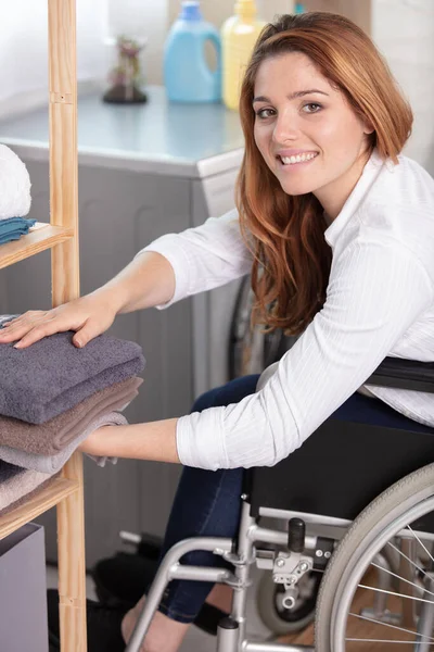 快乐的残疾妇女洗衣服 — 图库照片