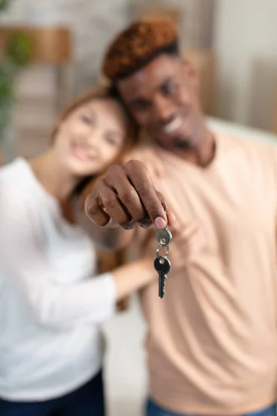 Nahaufnahme Glückliches Paar Mit Schlüsseln — Stockfoto