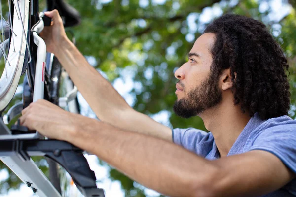 Young Man Instals His Mountain Bike Car Roof — Stock Photo, Image