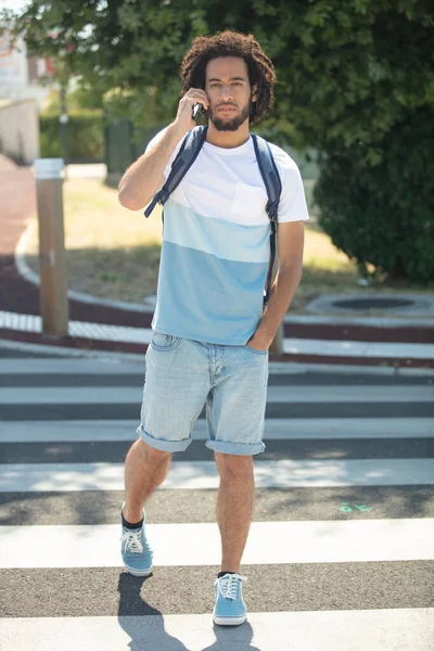 Mężczyzna Rozmawiający Przez Telefon Podczas Przechodzenia Przez Ulicę — Zdjęcie stockowe
