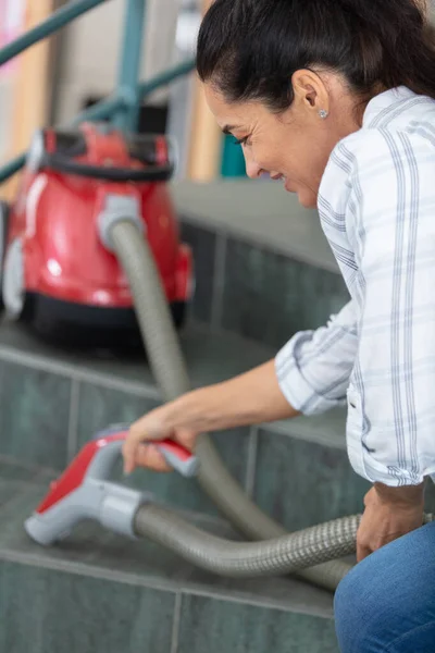 Beautiful Smiling Cleaner Vacuuming Stairs — Stock Photo, Image