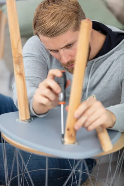 Jovem Carpinteiro Masculino Fixação Cadeira — Fotografia de Stock