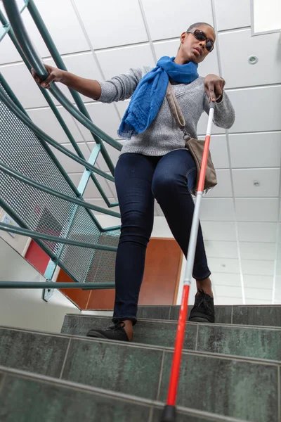 Слепая Женщина Спускается Лестнице — стоковое фото