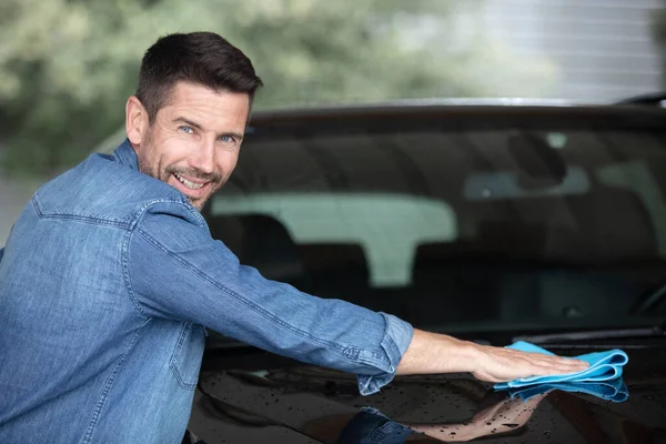 Homem Feliz Está Limpando Automóvel — Fotografia de Stock