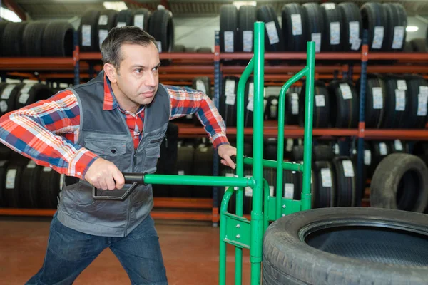 Ein Automechaniker Mit Reifen — Stockfoto