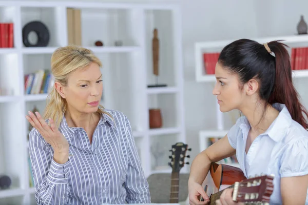 Matka Uczy Wnuczkę Grać Gitarze — Zdjęcie stockowe