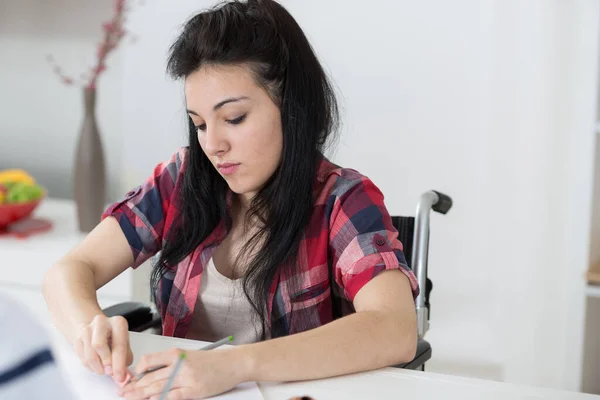 Menina Cadeira Rodas Escrevendo Carta Secreta — Fotografia de Stock