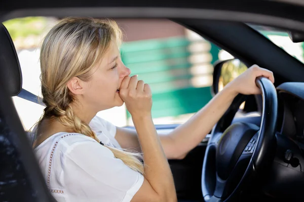 Mulher Sonolenta Dirigindo Seu Carro — Fotografia de Stock