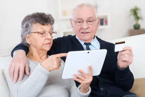 Starší Pár Při Pohledu Digitální Tablet Doma — Stock fotografie