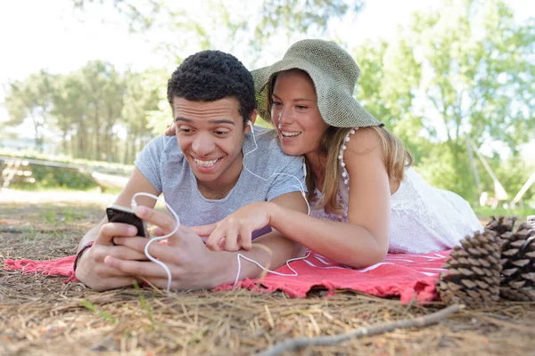 Šťastný Pár Směje Při Pohledu Mobil — Stock fotografie