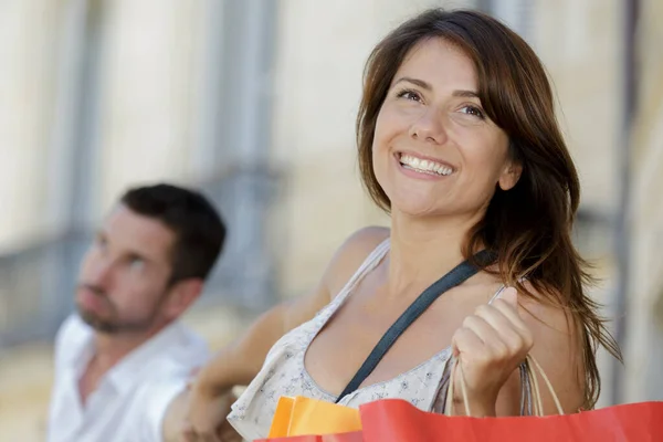 Kadın Alışverişe Devam Etmek Için Erkeğin Elini Çekiyor — Stok fotoğraf