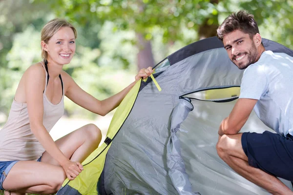 Casal Viajantes Colocando Cobertura Tenda Eles Montam — Fotografia de Stock