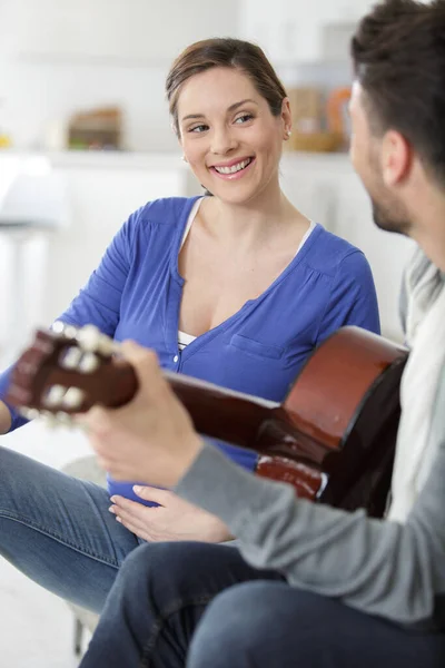 Ehemann Spielt Gitarre Und Schöne Schwangere Mutter — Stockfoto