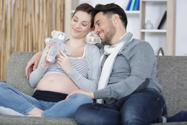 Junges Paar Erwartet Ein Baby — Stockfoto
