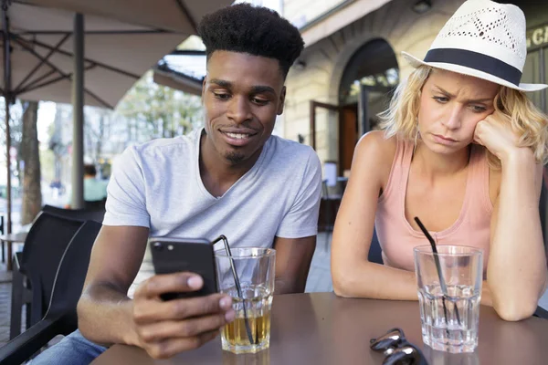 Erkek Arkadaşı Telefonunu Kullanırken Kıskanç Genç Bir Kadın — Stok fotoğraf