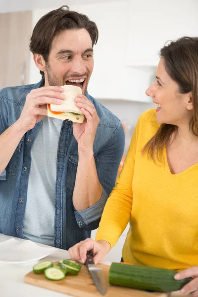 Erkek Kız Arkadaşının Yaptığı Sandviçi Yiyor — Stok fotoğraf
