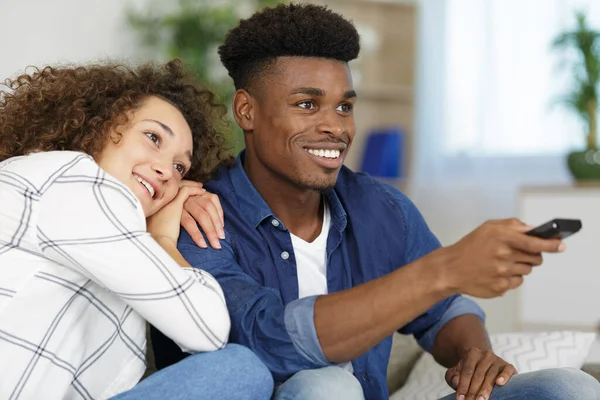 Junges Schwarzes Paar Entspannt Auf Couch Und Lächelt Die Kamera — Stockfoto