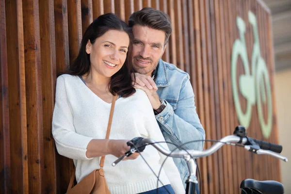Mutlu Çift Bisiklet Gezintiye Çıkmak — Stok fotoğraf
