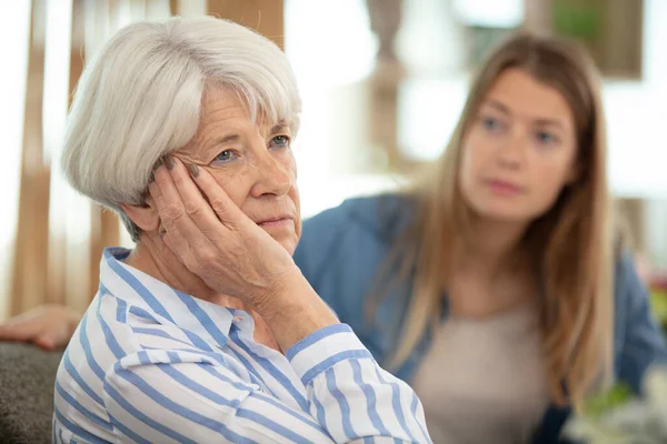 Concerned Aged Mother Adult Daughter Sit Couch — Stock Photo, Image