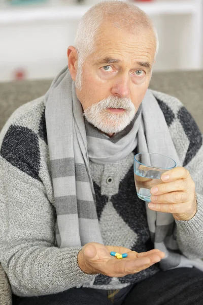 Uomo Anziano Che Tiene Compresse Bicchiere Acqua — Foto Stock