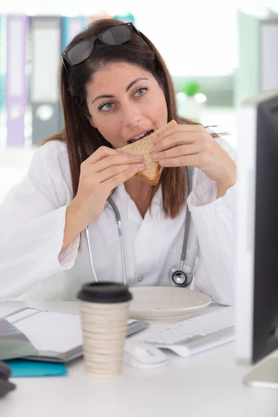 Γυναίκα Γιατρός Τρώει Μεσημεριανό Στο Γραφείο Της — Φωτογραφία Αρχείου