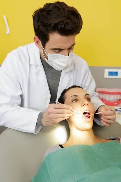 Retrato Una Dentista Femenina Confiable Alegre — Foto de Stock