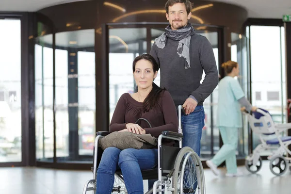 Casal Uma Cadeira Rodas Hospital — Fotografia de Stock