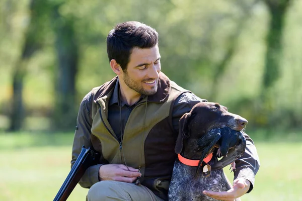 Jager Zit Met Zijn Hond — Stockfoto