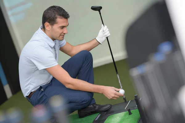 Mann Spielt Indoor Golf — Stockfoto