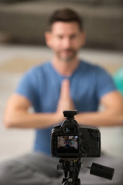Yoga Man Inspelning Sport Blogg Kameran — Stockfoto