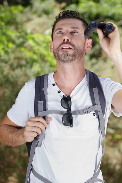 Молодой Турист Биноклем Вершине Горы — стоковое фото