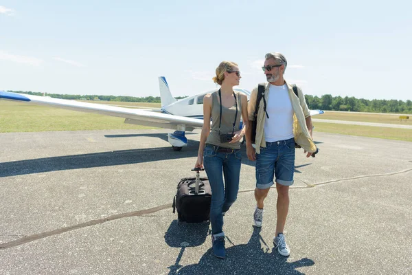 Lyckligt Par Utanför Privat Jet — Stockfoto