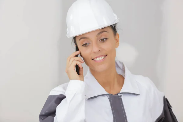 Bela Construtora Sexo Feminino Usando Telefone — Fotografia de Stock
