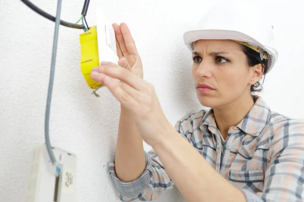 Electricista Mujer Instalando Interruptor Una Casa Nueva —  Fotos de Stock