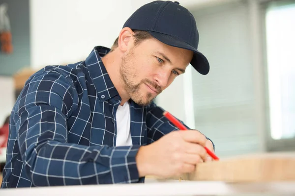 男子用一支铅笔标记木 — 图库照片