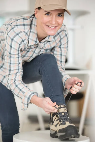 Ευτυχισμένη Γυναίκα Δένει Μπότες Εργασίας Κορδόνια Για — Φωτογραφία Αρχείου