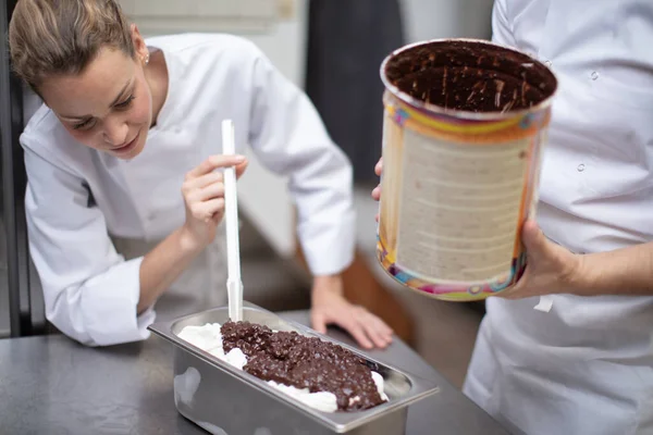 Banketbakker Keuken Versiert Een Chocoladetaart — Stockfoto