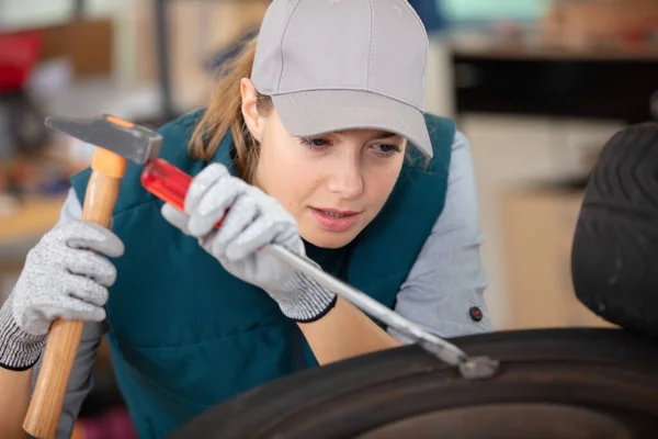 Gülümseyen Kadın Teknisyen Araba Lastiği Üzerinde Çalışıyor — Stok fotoğraf