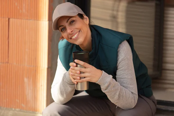 Vrouwelijke Bouwer Met Helm Koffie — Stockfoto
