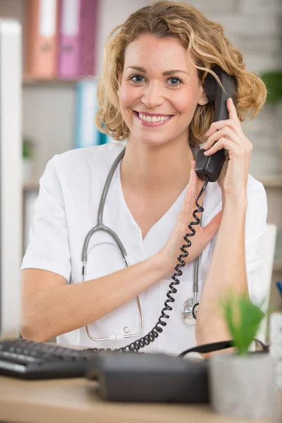 Ženský Lékař Stetoskopem Kolem Krku Telefonu — Stock fotografie