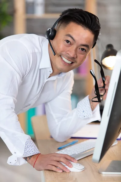 Pohledný Asijský Muž Kanceláři — Stock fotografie