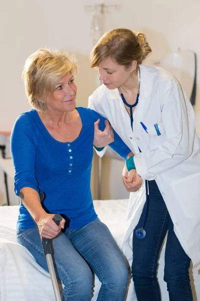 Paciente Sorrindo Sentado Cama Enfermeira Ajudando — Fotografia de Stock