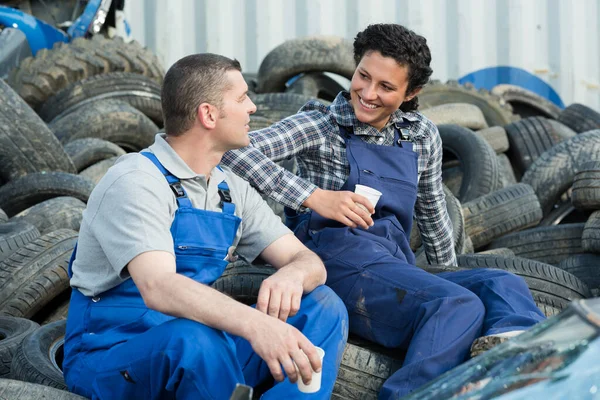 Arbeiter Sitzen Auf Stapeln Alter Reifen — Stockfoto