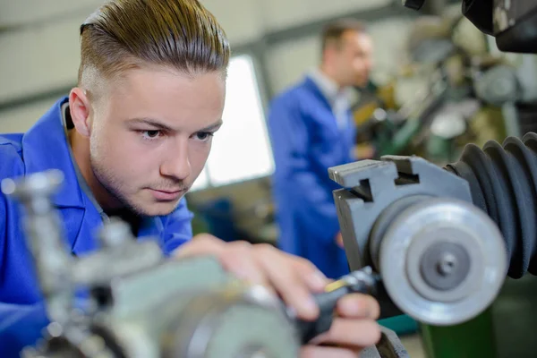 Young Engineer Using Lathe — Foto Stock
