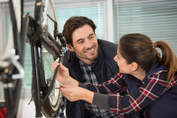 Mannen Fixar Och Tittar Uppmärksamt Cykelbromsar — Stockfoto
