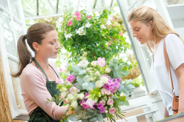 Florista Apresentando Buquê Cliente — Fotografia de Stock