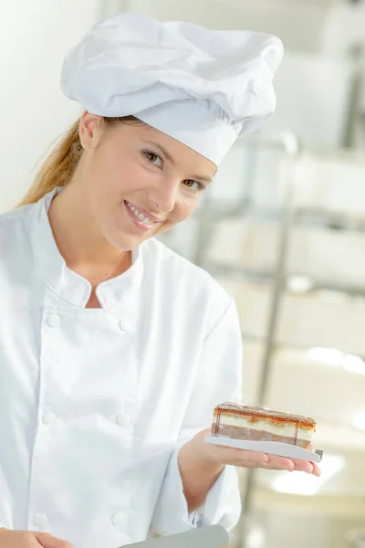Koch Mit Einem Stück Kuchen — Stockfoto
