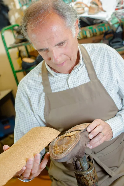 Man Repairing Shoe — Stok fotoğraf